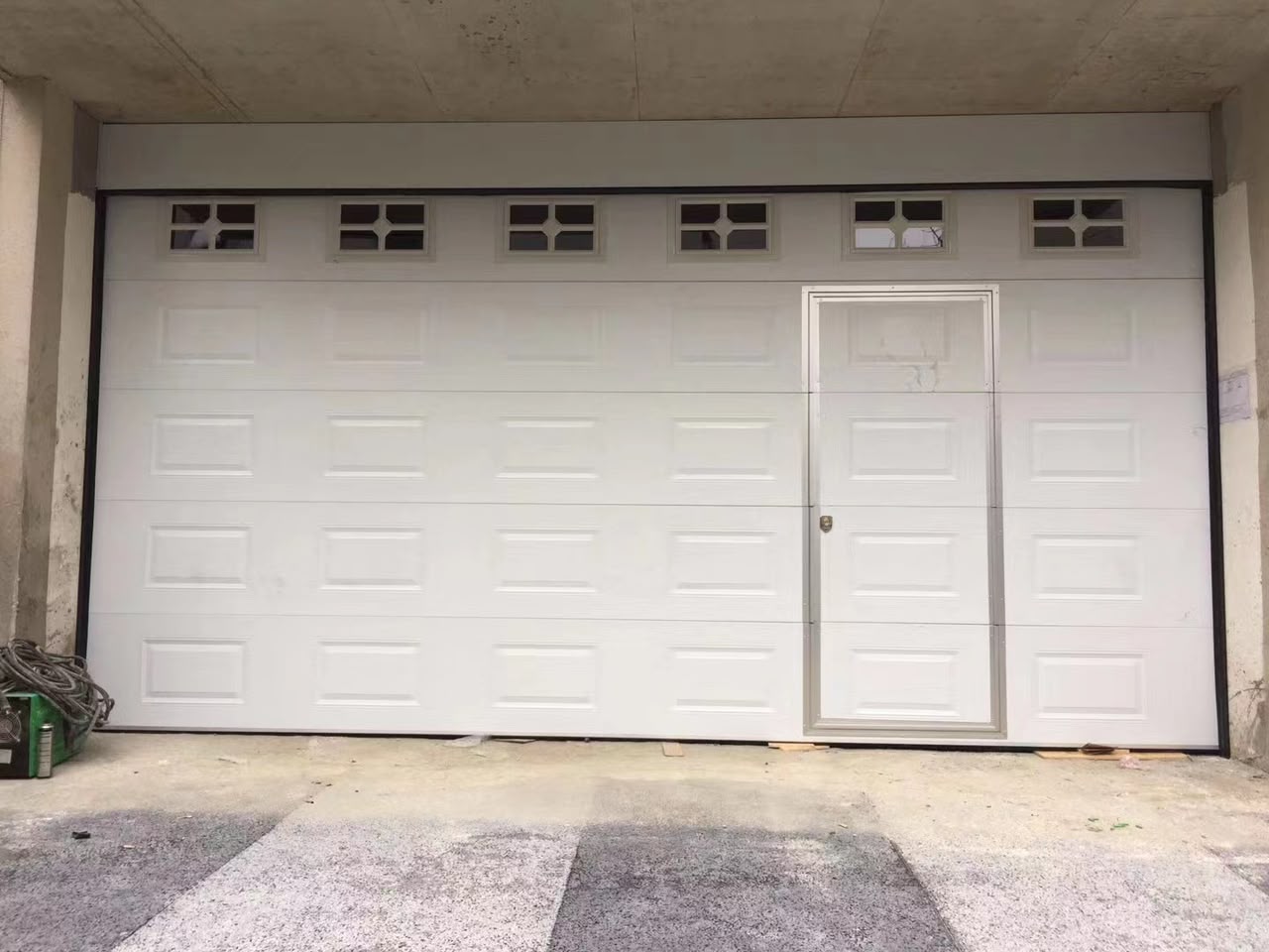 Motorised garage door